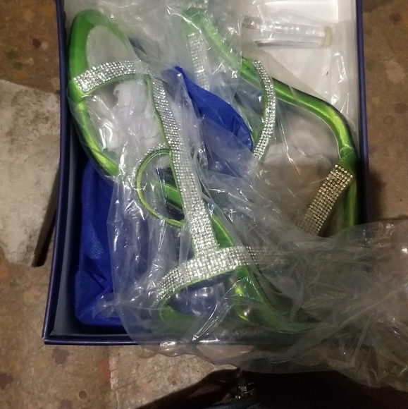 new in box green heels - Picture 4 of 4
